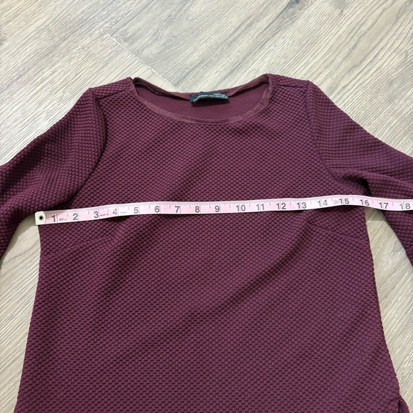 Zara Textured 3/4 Sleeve Blouse Top Burgundy Sz S Bell Sleeve Asymmetric Hem - Picture 6 of 8
